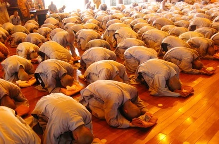 Giới tử cầu thọ giới - Ảnh minh họa